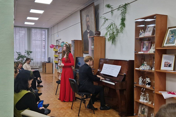 Студенты Новосибирского музыкального колледжа выступили с концертной программой в библиотеке им. А. П. Чехова