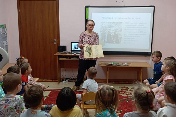 С новосибирскими иллюстраторами познакомила ребят из детского сада библиотека им. В. И. Даля
