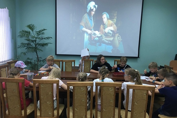 Библиотека им. Володи Ульянова обсудила с детьми ключевое произведения символизма – пьесу «Синяя птица»