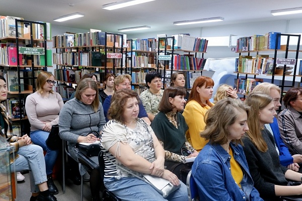 «Ростелеком» передал библиотекам Центрального округа Новосибирска книги о правилах безопасного поведения в интернете
