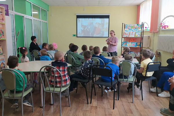 В литературную игру по сказам К. Чуковского сыграли дети в библиотеке им. В. И. Даля