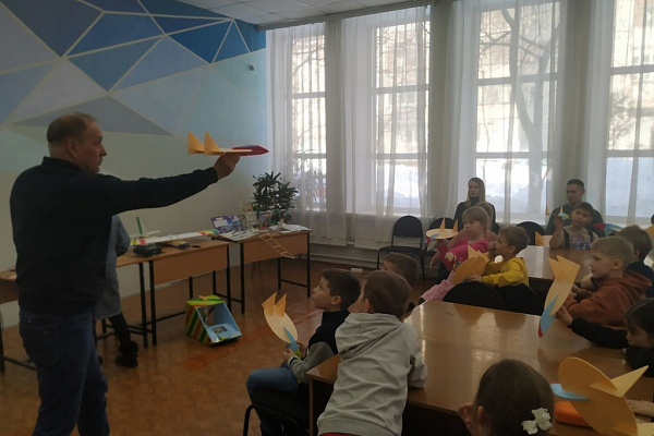«Я бы в летчики пошел, пусть меня научат»: в библиотеке им. А. П. Чехова ребята научились азам авиамоделирования