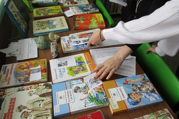 Неделя детской книги: выставка-поиск «Книжный следопыт» о творчестве В. Крапивина
