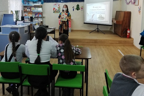 Литературный час для школьников «Мимо острова Буяна» в библиотеке им. Саши Чекалина