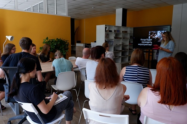 Руководитель открытого пространства «Балкон» Евгения Власова поделилась опытом с сотрудниками библиотек