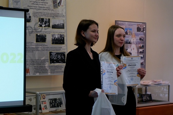 Победитель номинации «Литературный критик» В. Валуйских и А. Грибовская (диплом 2-й степени)