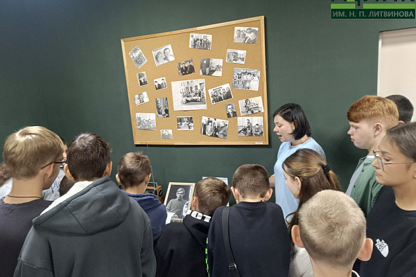 Экскурсия для школьников в Городском центре истории новосибирской книги