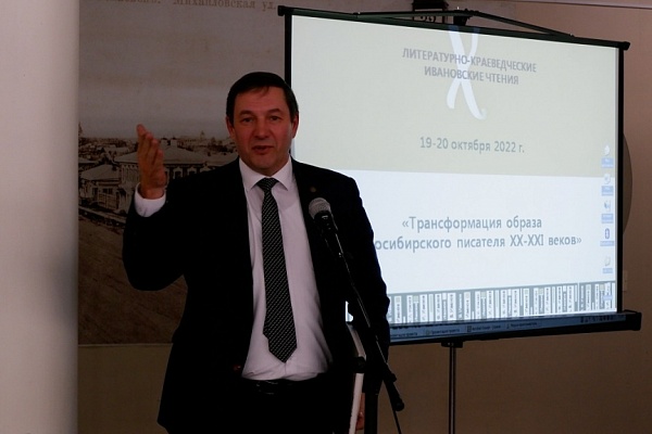 Директор Государственного архива Новосибирской области Дмитрий Симонов