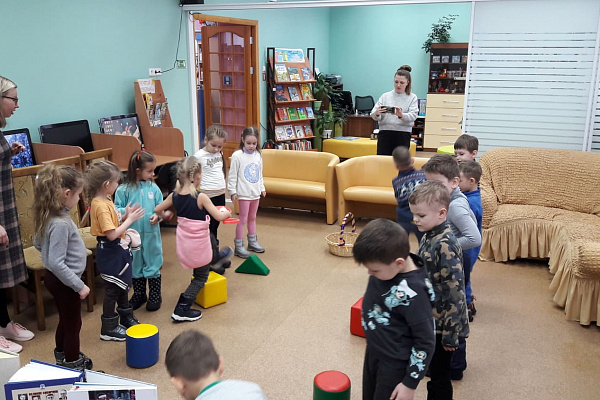 В библиотеке им. Володи Ульянова дети поговорили о новой ледовой арене и о зимних видах спорта