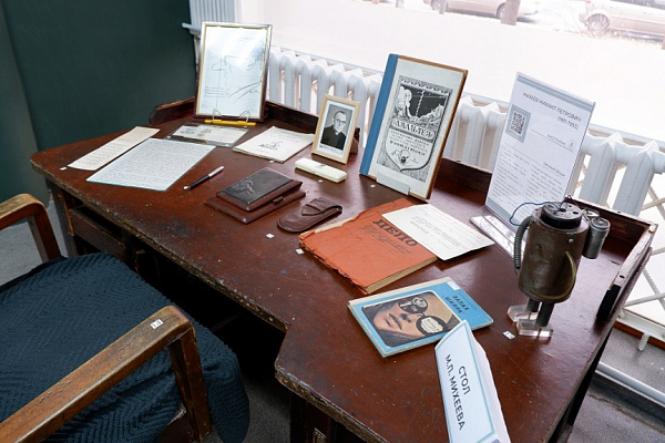 Стол Михаила Михеева, представленный в Городском центре истории новосибирской книги